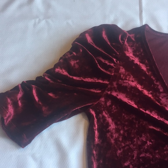 Red velour crop top - Picture 2 of 6